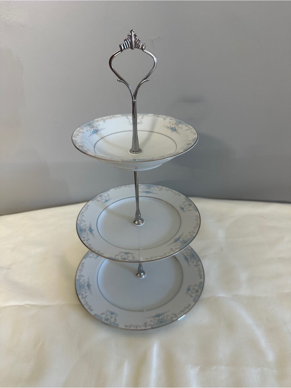 Fashion Royale Heirloom Three-Tier Porcelain Serving Stand